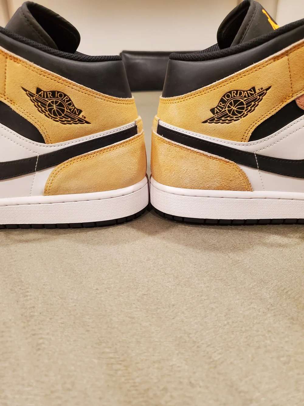 Jordan 1 Mid SE FLIGHT CLUB